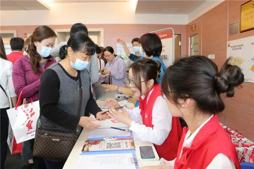 番禺|见报啦!“住家饭家庭厨师”项目在番禺钟村上线,还有精彩视频!