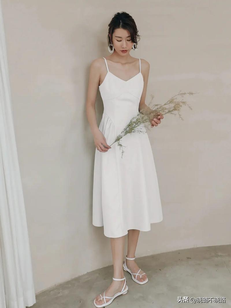 今年最流行的小个子微胖减龄女裙,这款妈妈裙穿上显瘦减龄美翻了