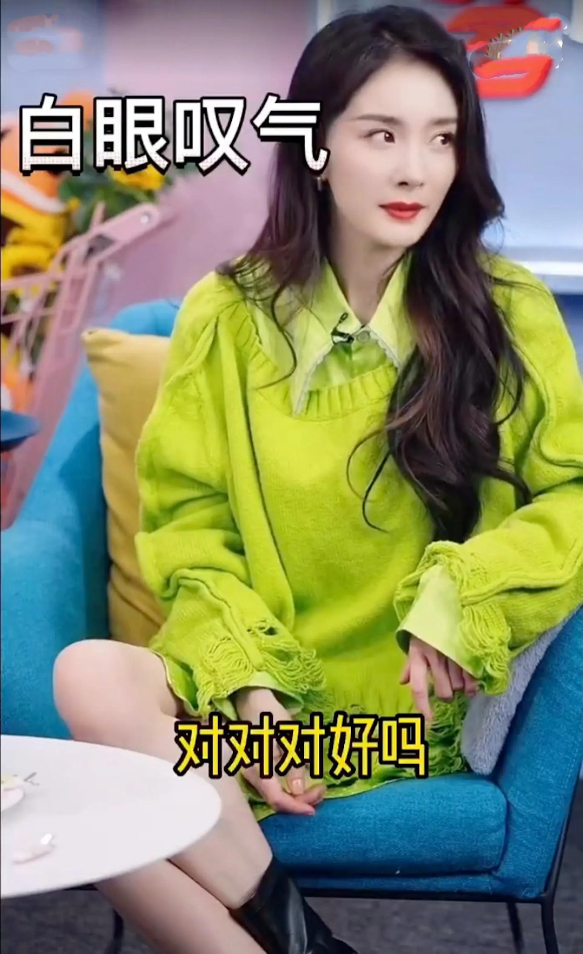 助理伺候明星捏脚,助理伺候明星跪下打伞