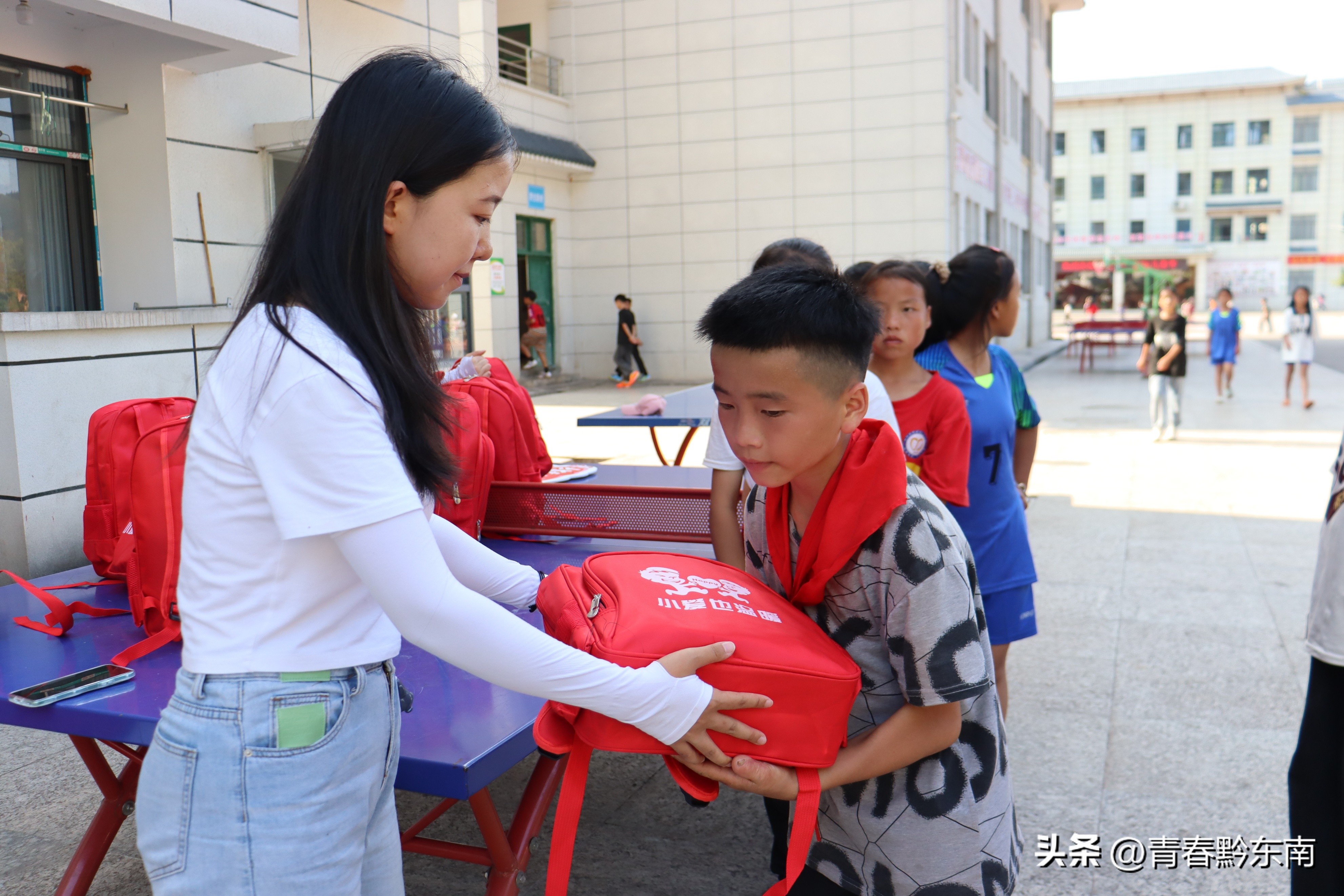 牵手小爱,圆梦六一——贵师大研支团在大歹小学举行心愿包发放仪式
