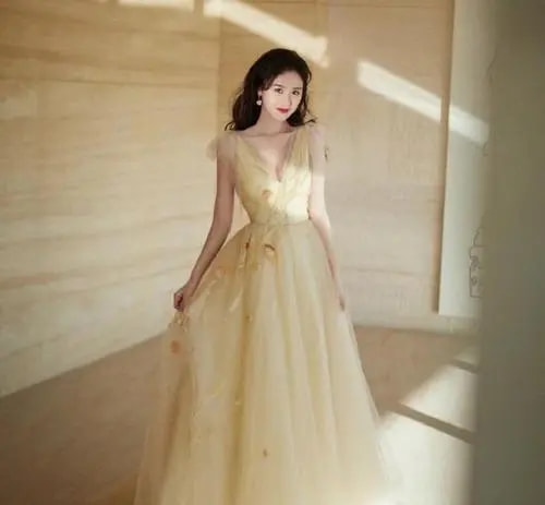 她曾被誉为娱乐圈校花,她被称为最美校花