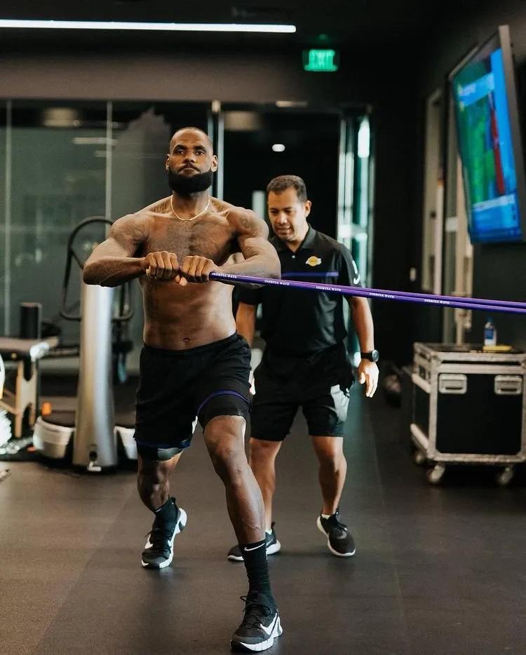 这就是詹皇的伟大之处,这就是詹姆斯原版