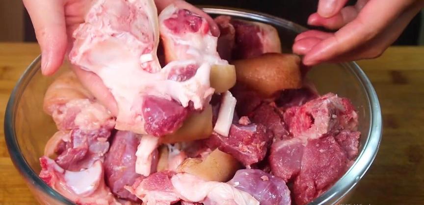 这才是猪蹄最好吃的做法，肥而不腻，香辣爽口，看着都流口水了