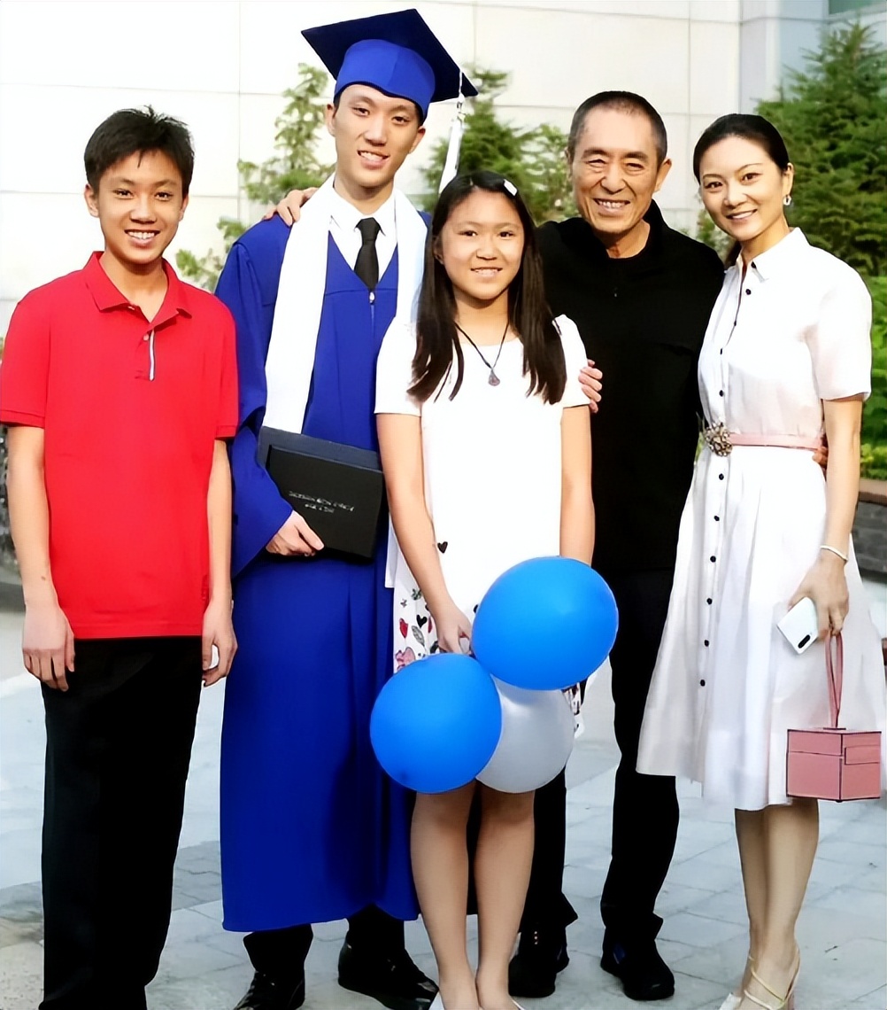 为什么那么多人捧张艺谋,张艺谋为什么这么红火