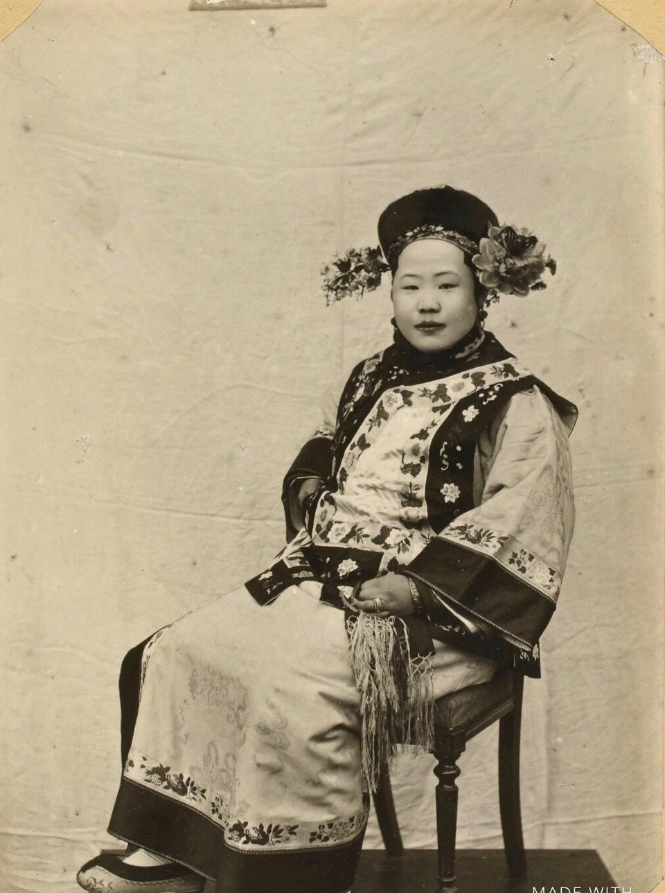 高清老照片：旗人格格大腿岔开豪放洗衣，地主三妻四妾不输女明星