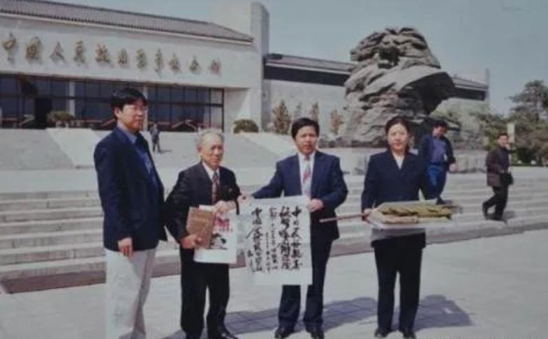 88岁日本老兵来到四川祭拜川军，提出惊人遗愿：为我造一座跪像吧