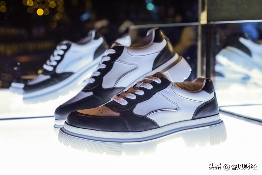 奥康首创运动皮鞋，35年创新科技诠释舒适与时尚