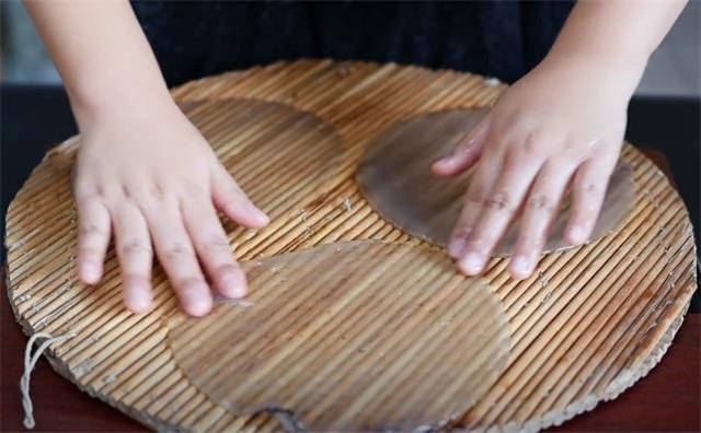 商用红薯粉皮的制作过程视频,红薯淀粉做粉皮的做法大全