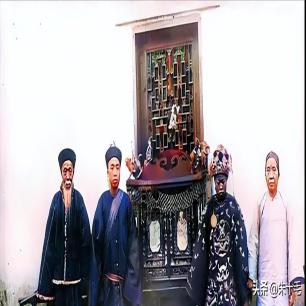 高清老照片：旗人格格大腿岔开豪放洗衣，地主三妻四妾不输女明星