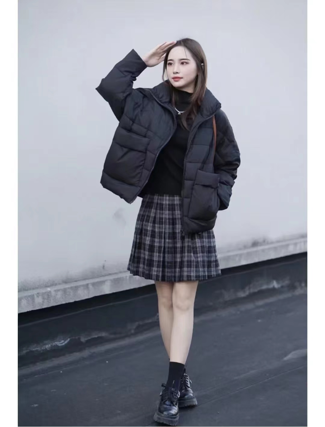 短款白色羽绒服的最佳搭配半身裙,羽绒服搭配哪些裙子才时髦