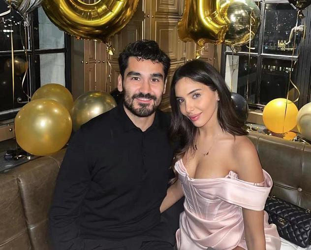 京多安和妻子近照，拿4次英超冠军，身家丰厚，娇妻是超模