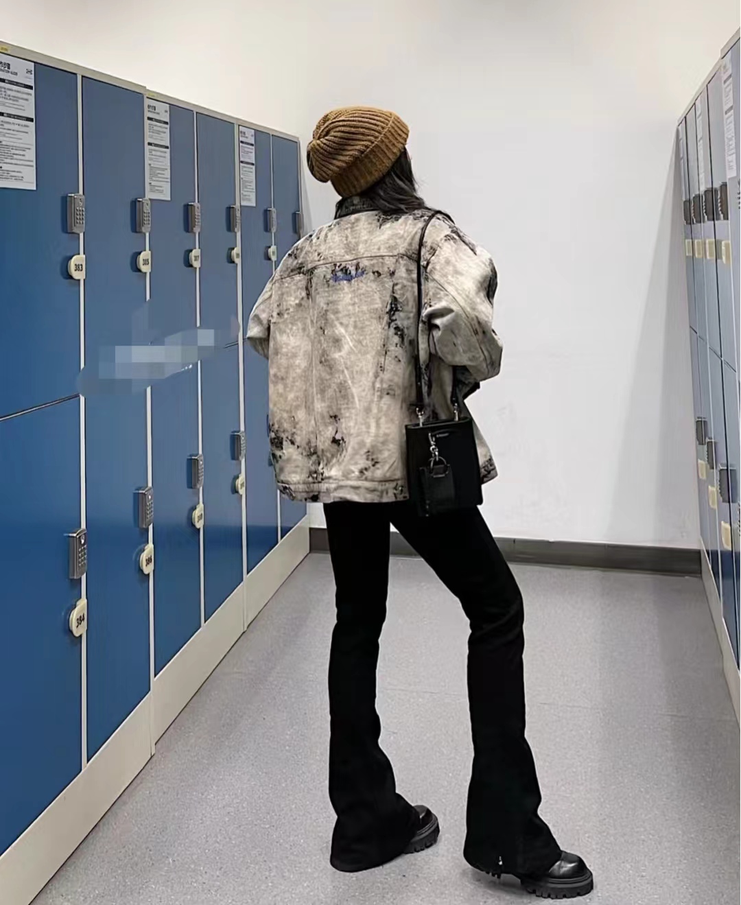 牛仔外套怎么穿搭才好看,牛仔外套的穿搭技巧和方法