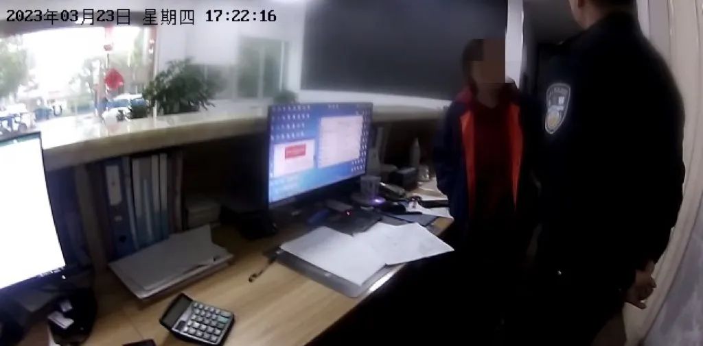 看了“张总”和“王总”的群聊天记录，她惊出一身冷汗