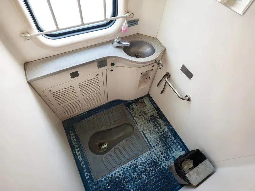 铁路厕所粪便往哪里排,铁路上厕所技巧