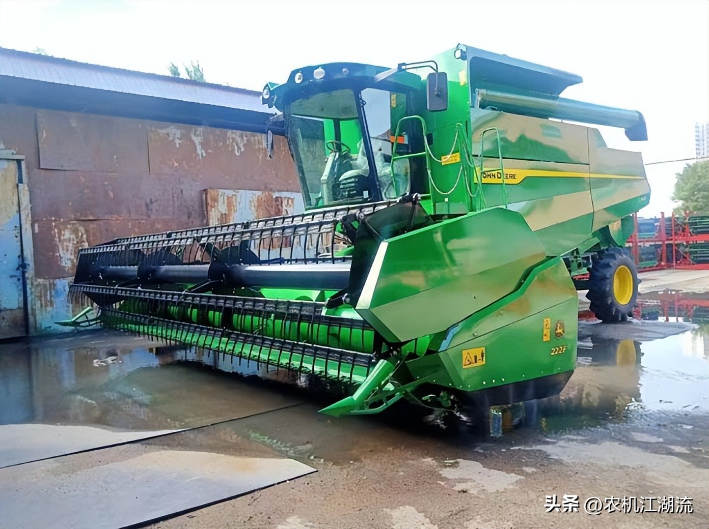 约翰迪尔小麦联合收割机最新款,约翰迪尔vs雷沃收割机
