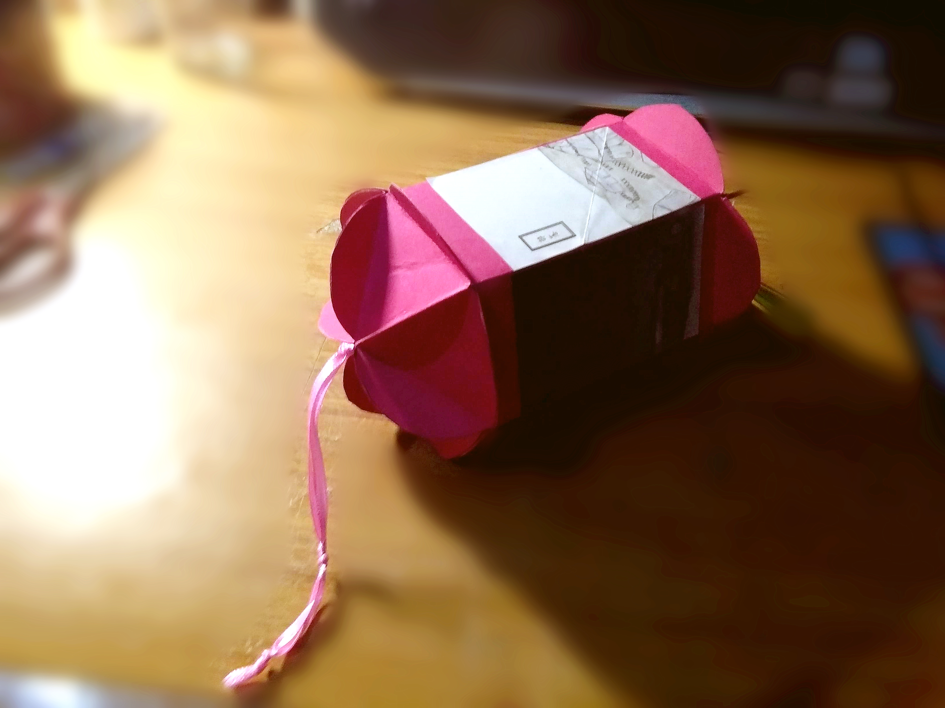 如何做古风灯笼春节必备,教你用红纸做简单漂亮的古风灯笼