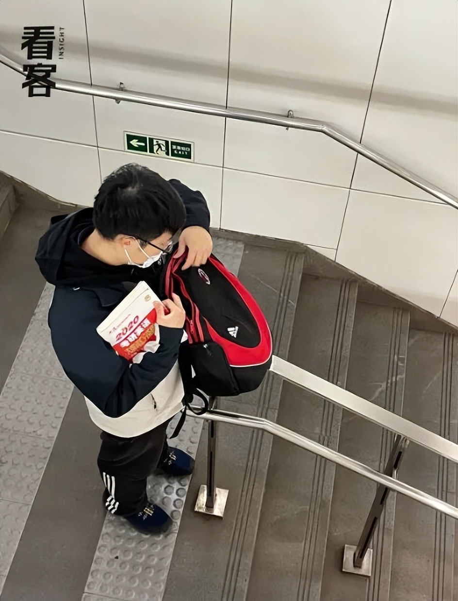 北京通勤路上，她用镜头记录2000个捧着书的人