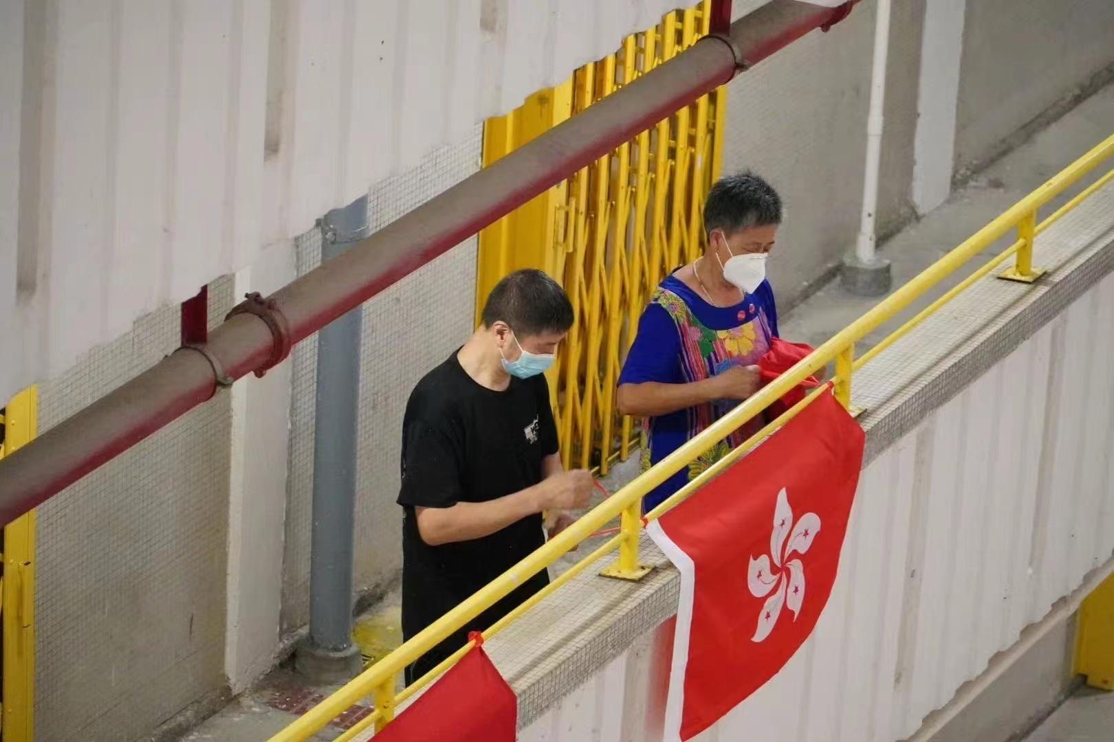 香港居民楼挂五星红旗图文,香港居民楼五星红旗