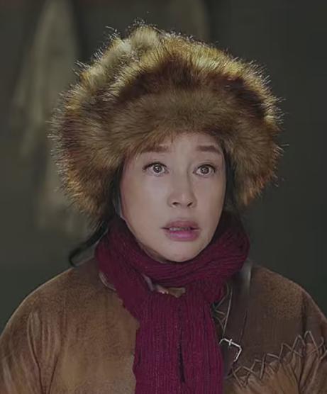 这才是刘晓庆70岁该有的样子,67岁刘晓庆穿红裙