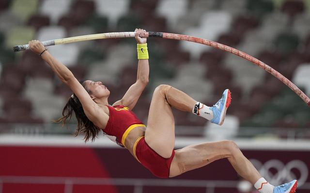 徐慧琴撑杆跳高四米六夺冠,徐惠琴女子撑杆跳高决赛夺冠