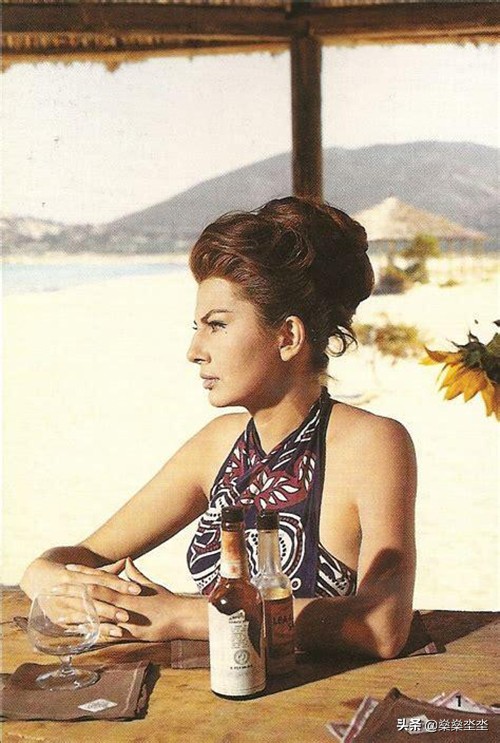 什么叫做真爱？因为无子被休弃的“真爱”，伊朗末代王后索拉娅