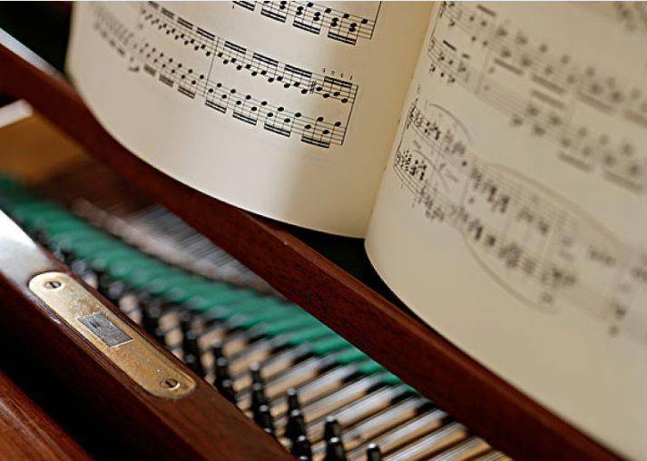 学习钢琴是应该五线谱还是简谱,成人学习钢琴是学五线谱还是简谱