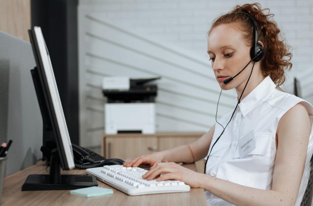 高铁乘务员工资很低吗,高铁上乘务员月薪多少