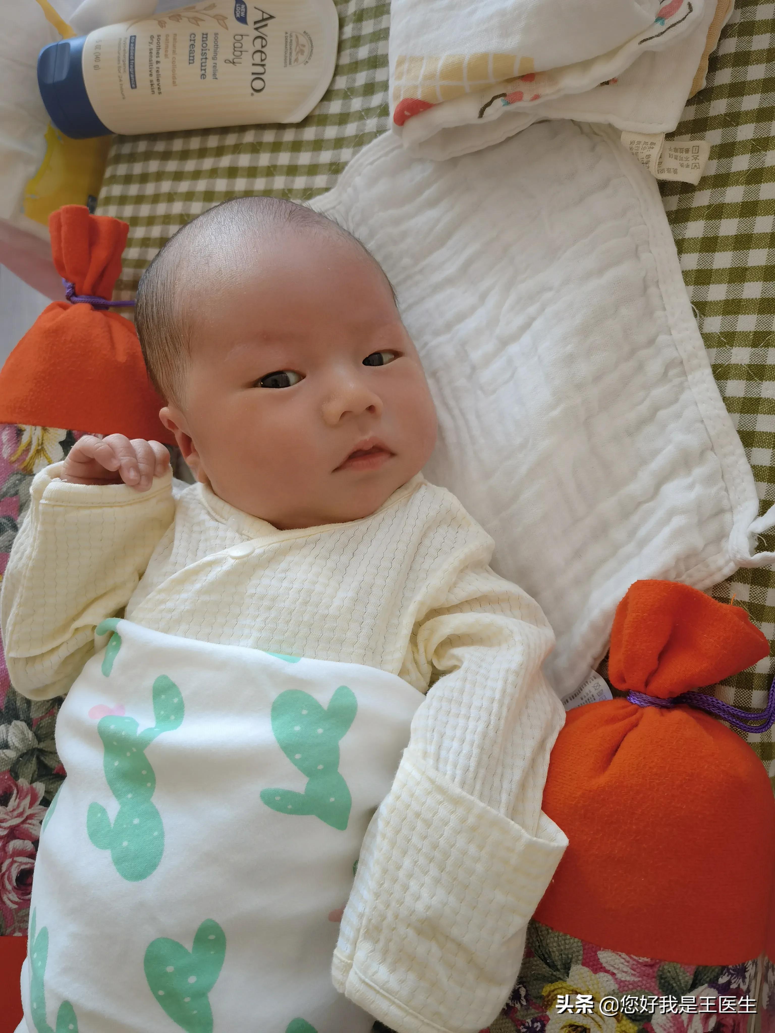 出生22天宝宝睡觉总使劲发出声音,新生儿出生总睡觉不喝奶怎么回事