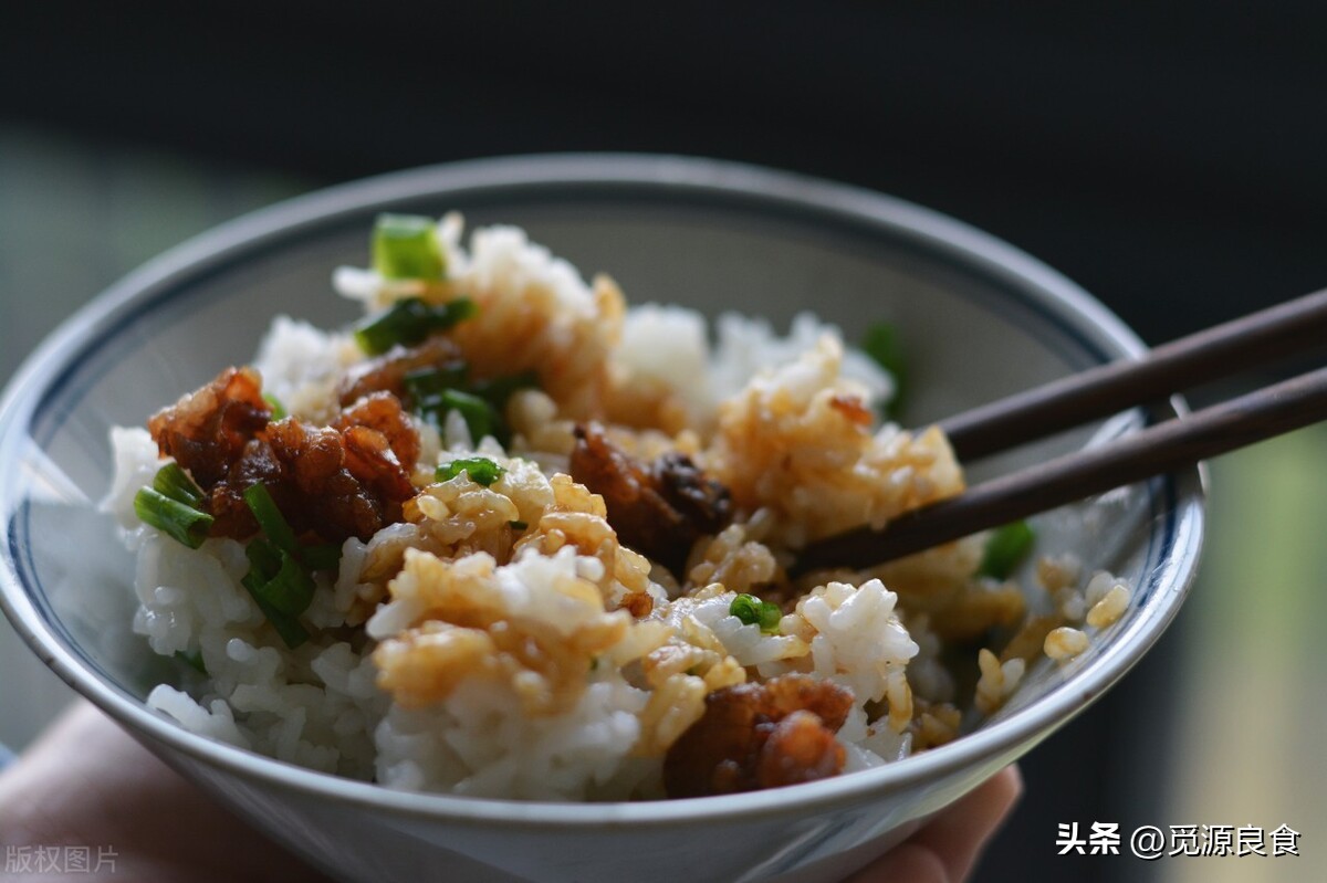 比蛋炒饭还美味的猪油拌饭，做法简单香气扑鼻，家人爱吃童年回忆