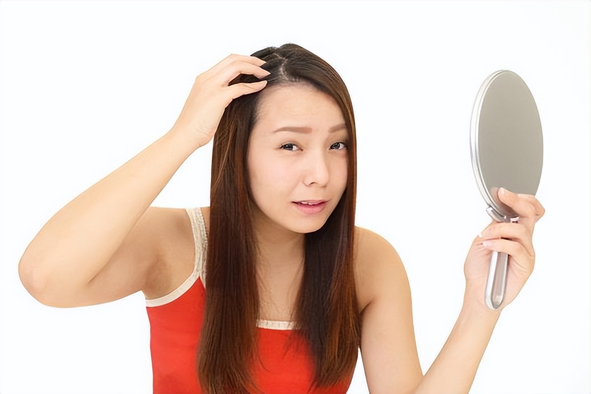 头上长痘一抠就有头皮屑,头上长了颗痘痘结痂掉皮