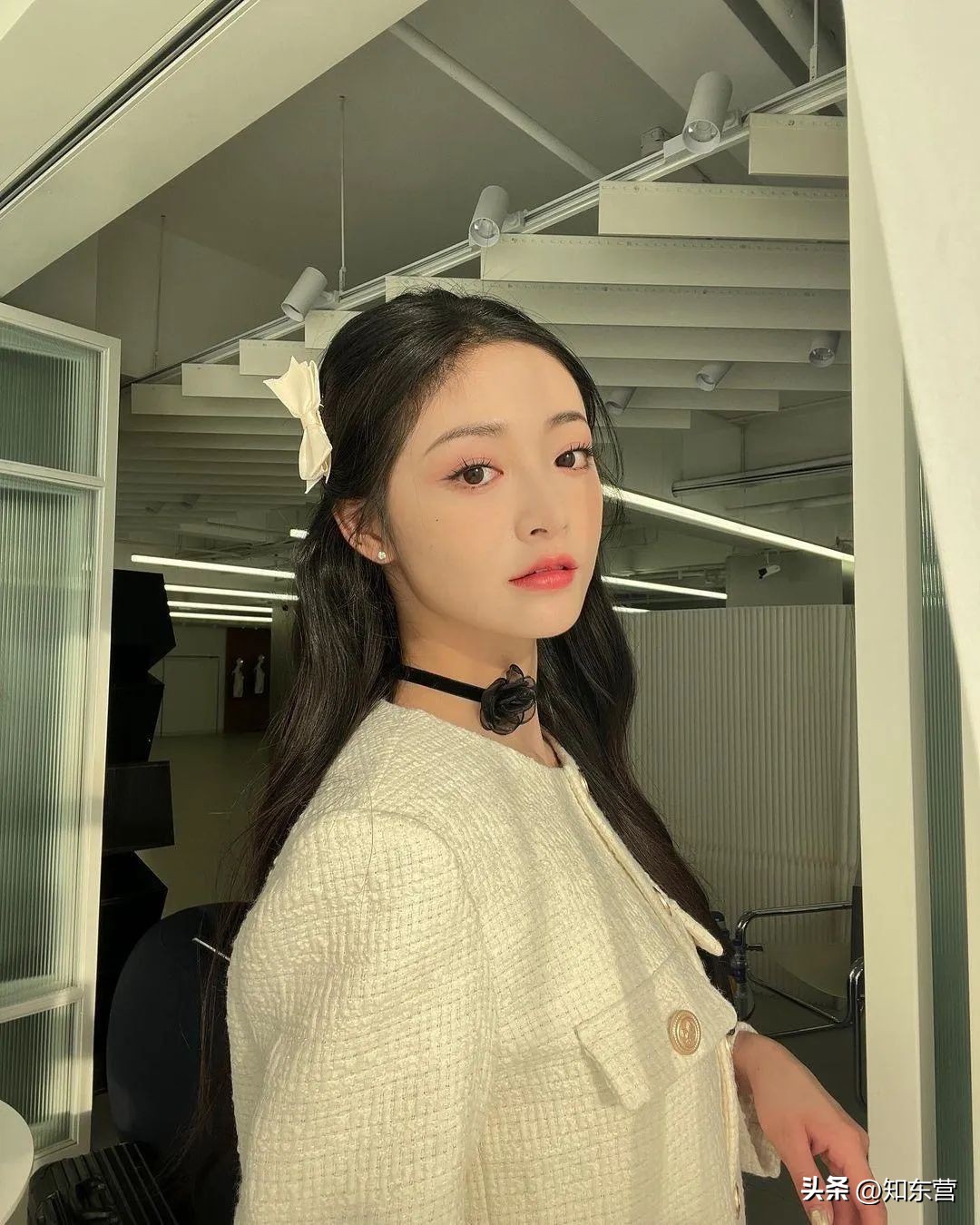 冬天披发好看又显脸小的发型,冬季干净利落减龄的发型