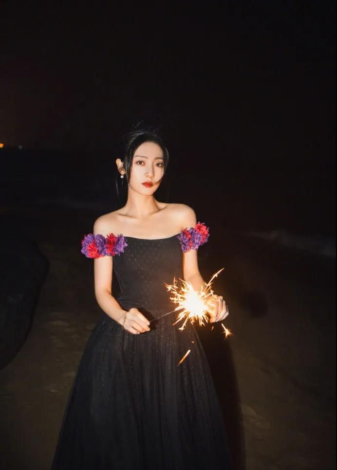 邢菲一袭白裙清新甜美,邢菲可爱少女照片