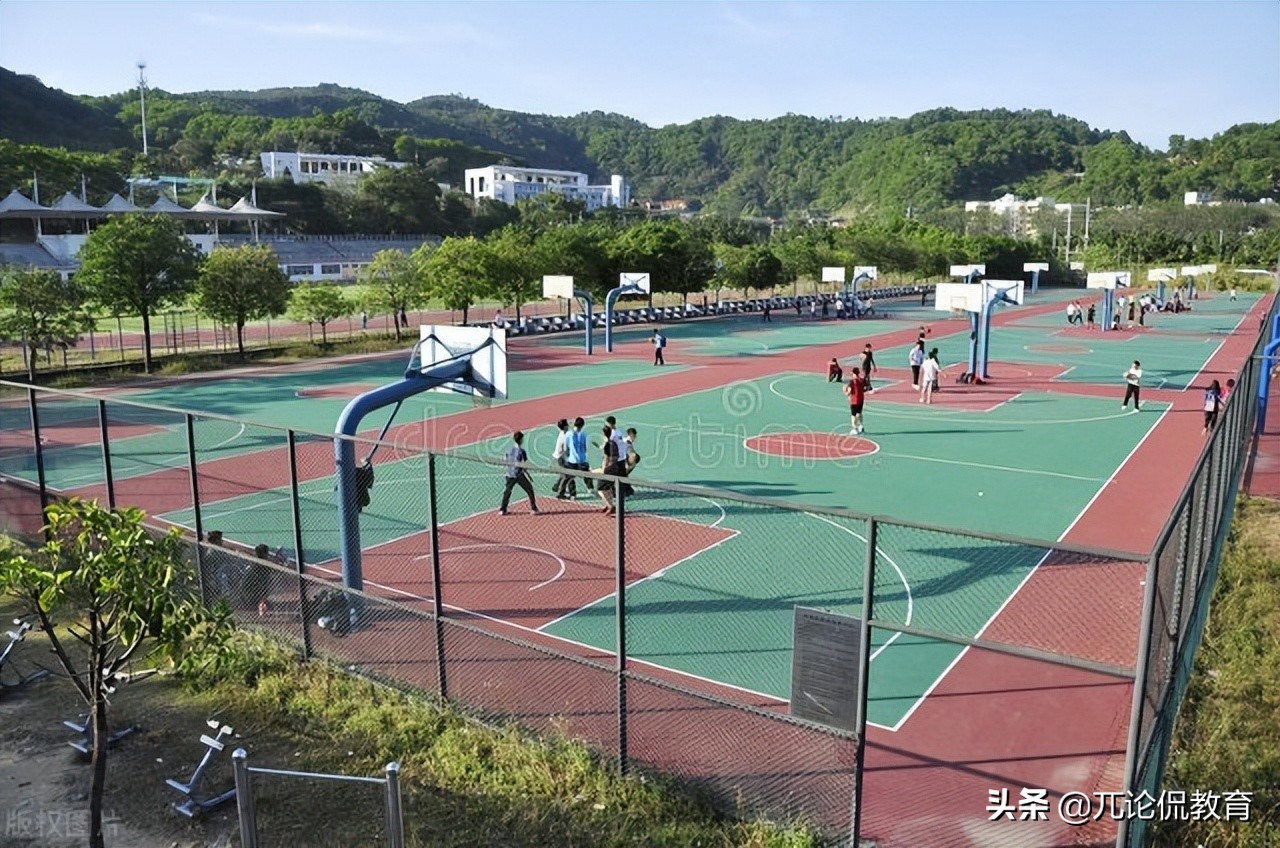 篮球场距离居民楼太近找谁,小区篮球场离住宅楼不到5米