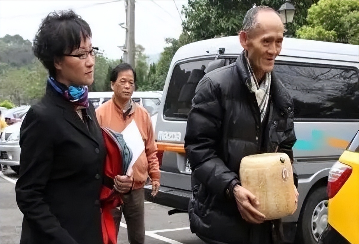 92年香港机场检测仪突然报警,安保拦住台湾律师,搜包后当即报警