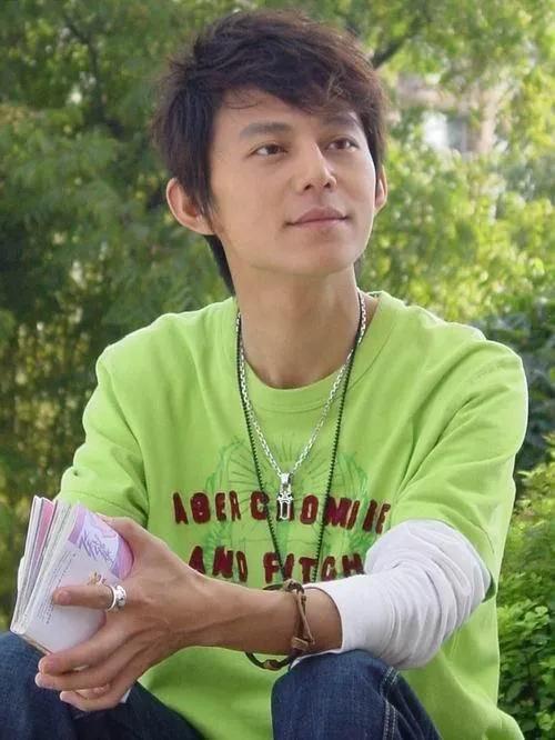 17年努力护着4个兄弟姐妹，最后却都离他而去，何炅老了，也累了