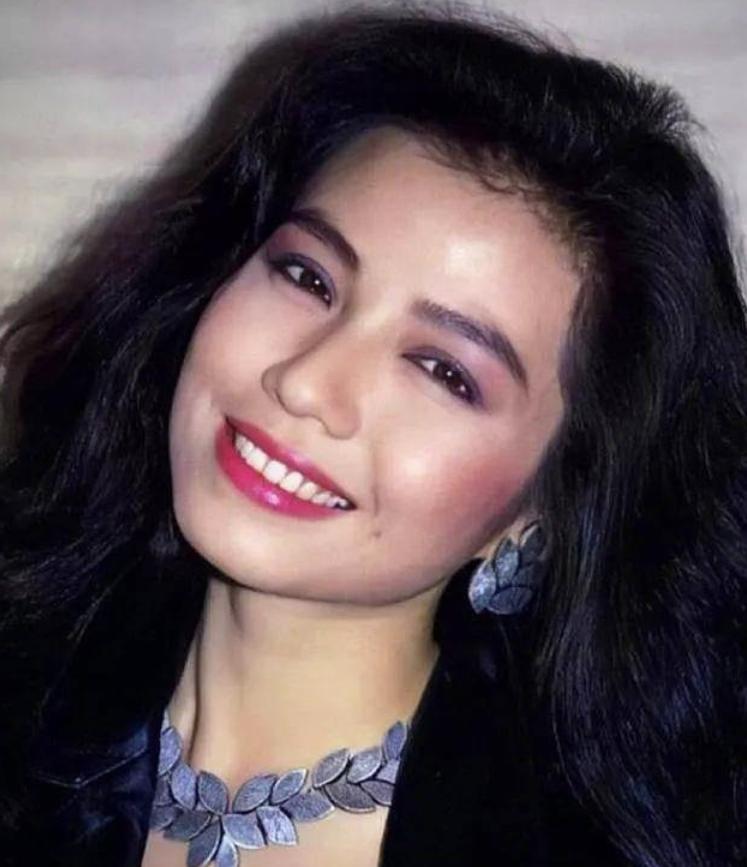 长了一张风情万种的脸下一句,看似清纯实际丰富情史女明星