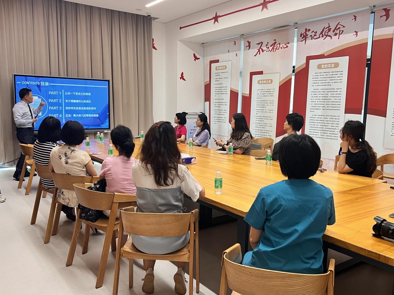 公益｜龙脊康*彤沈**教授进深圳南山外国语学校，普及脊柱健康知识