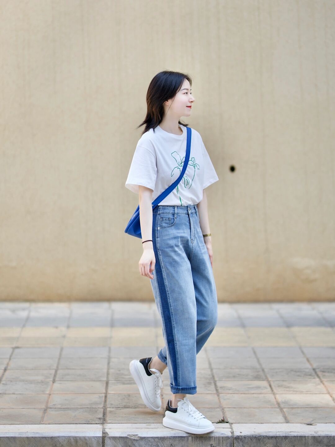 早春牛仔裤穿搭时尚感,春季搭配阔腿牛仔裤的上衣推荐