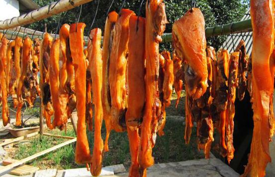 腌腊肉的时候发霉了咋回事,腊肉盐放多了可以缩短腌制时间