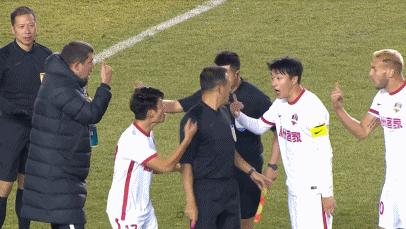 中超联赛奇葩一幕,中超奇葩裁判再出神判罚