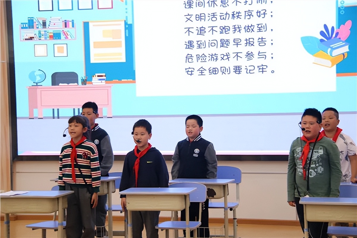 东山国际小学副校长邬超应告诫队员们为自己撑起一片安全的蓝天