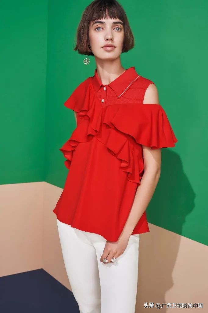 快过年了还是穿红色喜庆点,快过年了买件红色的衣服