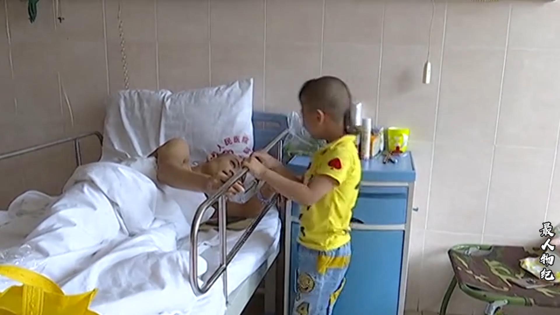 12岁男孩照料瘫痪爸爸7年原视频,儿子独自照顾瘫痪父亲的感人故事