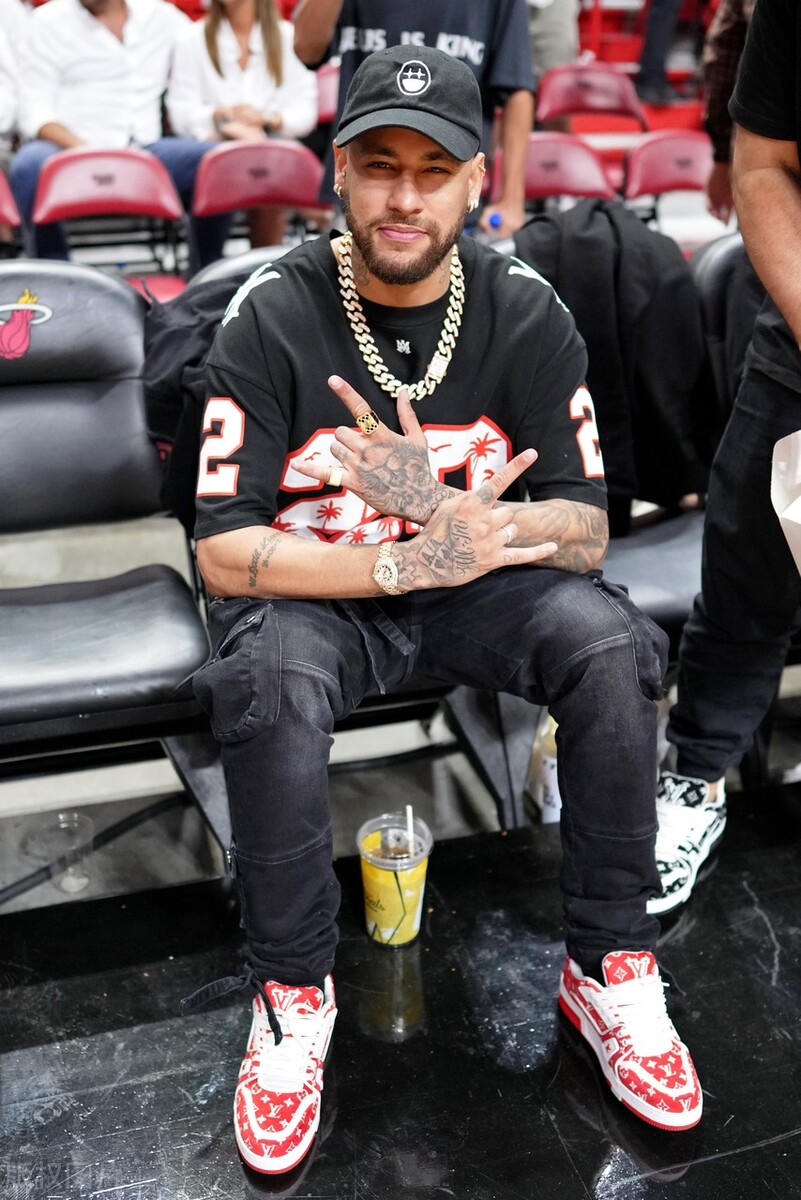 内马尔生活大揭秘：球场之外惊人故事，乐善好施备受追捧