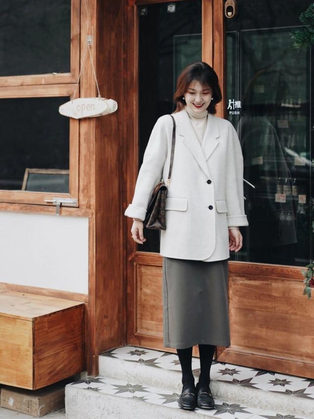 冬季最百搭的大衣颜色,长款大衣想要穿得不臃肿又显气质
