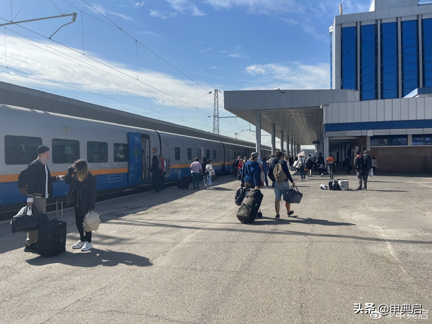 哈国贪污警察被我指着鼻子骂，要求对方出示警察证件