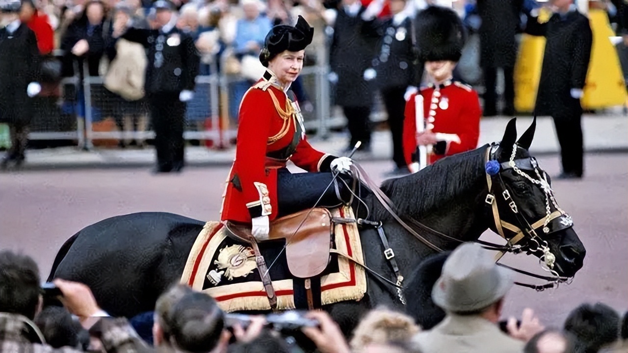 查尔斯苦等70年登基，而其母王的方方面面似乎更令人回味