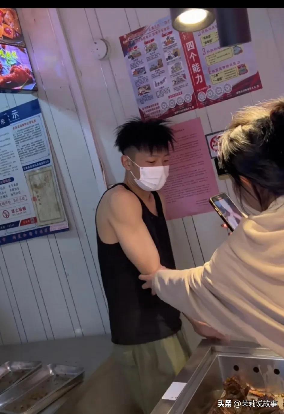 每天客人那么多，淄博小哥气哭了，为什么呢？