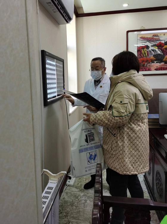 小诊所里的“大国医”妙手回春治“白肺”