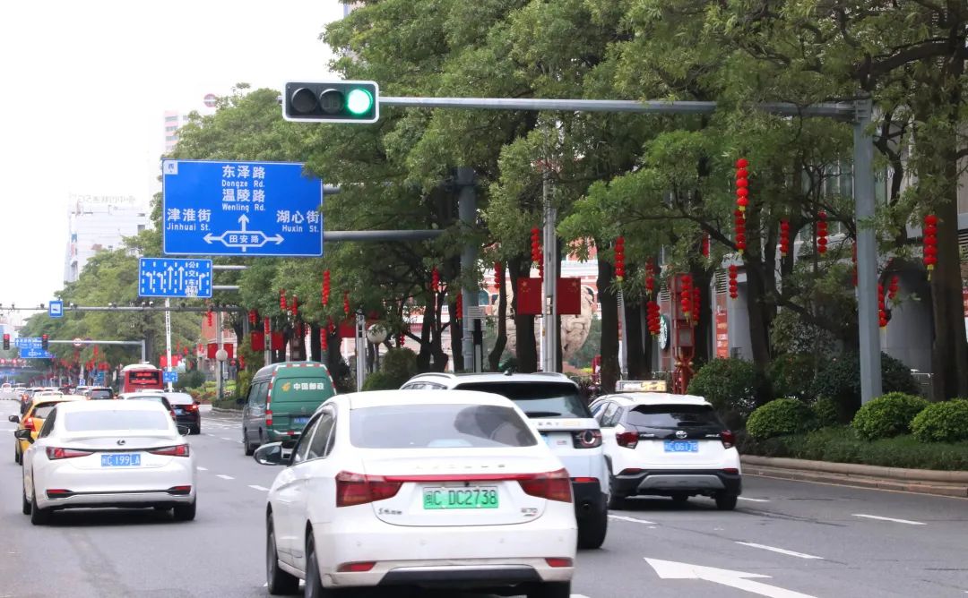 新春走基层年渐近年味浓,新春走基层石头村高挂迎客来